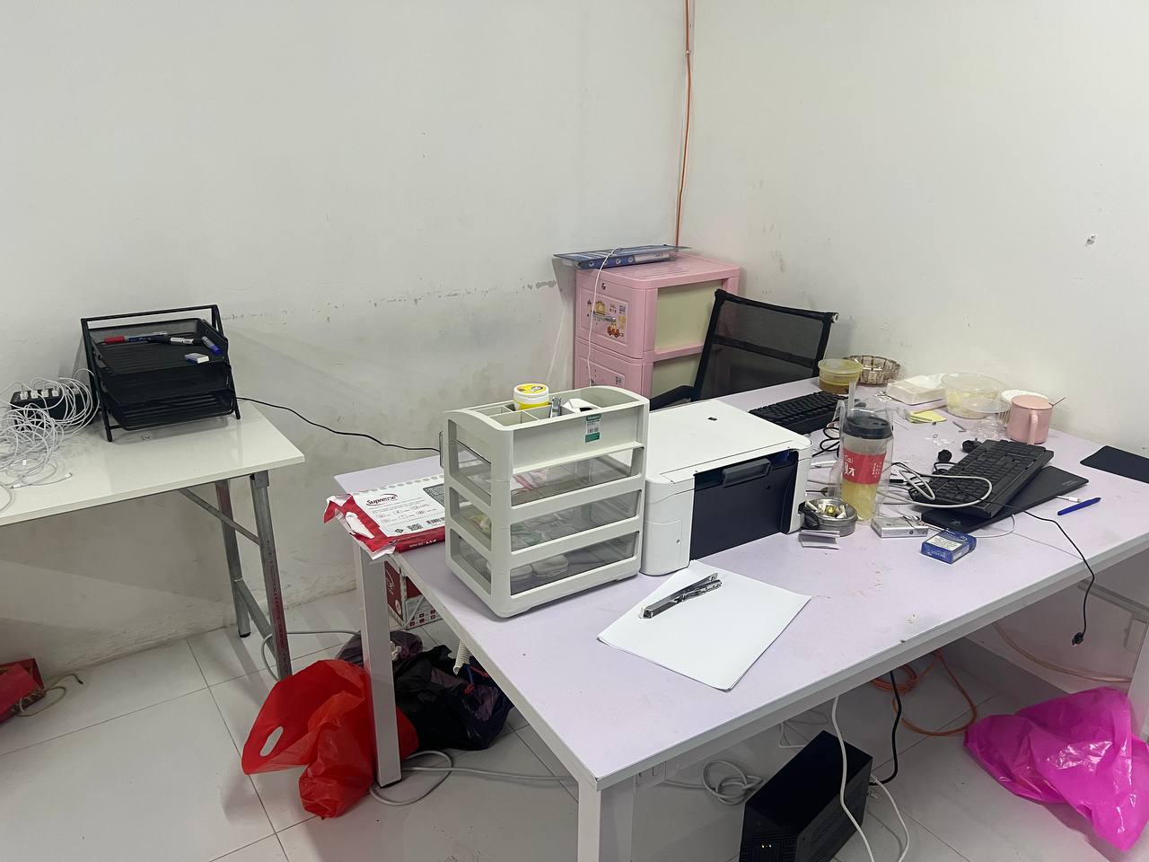 24 buồng gọi, 19 hộ chiếu, 20 điện thoại và phông nền FBI: Đột kích bên trong hang ổ lừa đảo xuyên quốc gia tại Campuchia- Ảnh 5. 24 buồng gọi, 19 hộ chiếu, 20 điện thoại và phông nền FBI: Đột kích bên trong hang ổ lừa đảo xuyên quốc gia tại Campuchia- Ảnh 5.