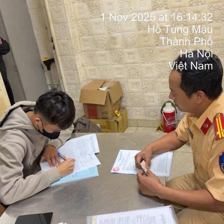 Xử phạt tài xế xe công nghệ chở 3 cô gái trên đường Trần Duy Hưng- Ảnh 1.