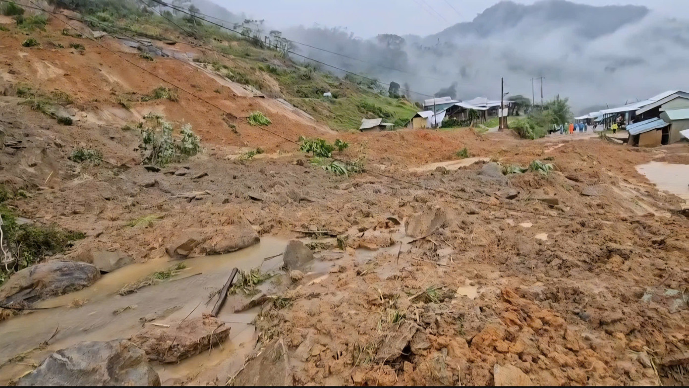 Sập quả đồi, vùi lấp hoàn toàn 6 nhà dân- Ảnh 1.