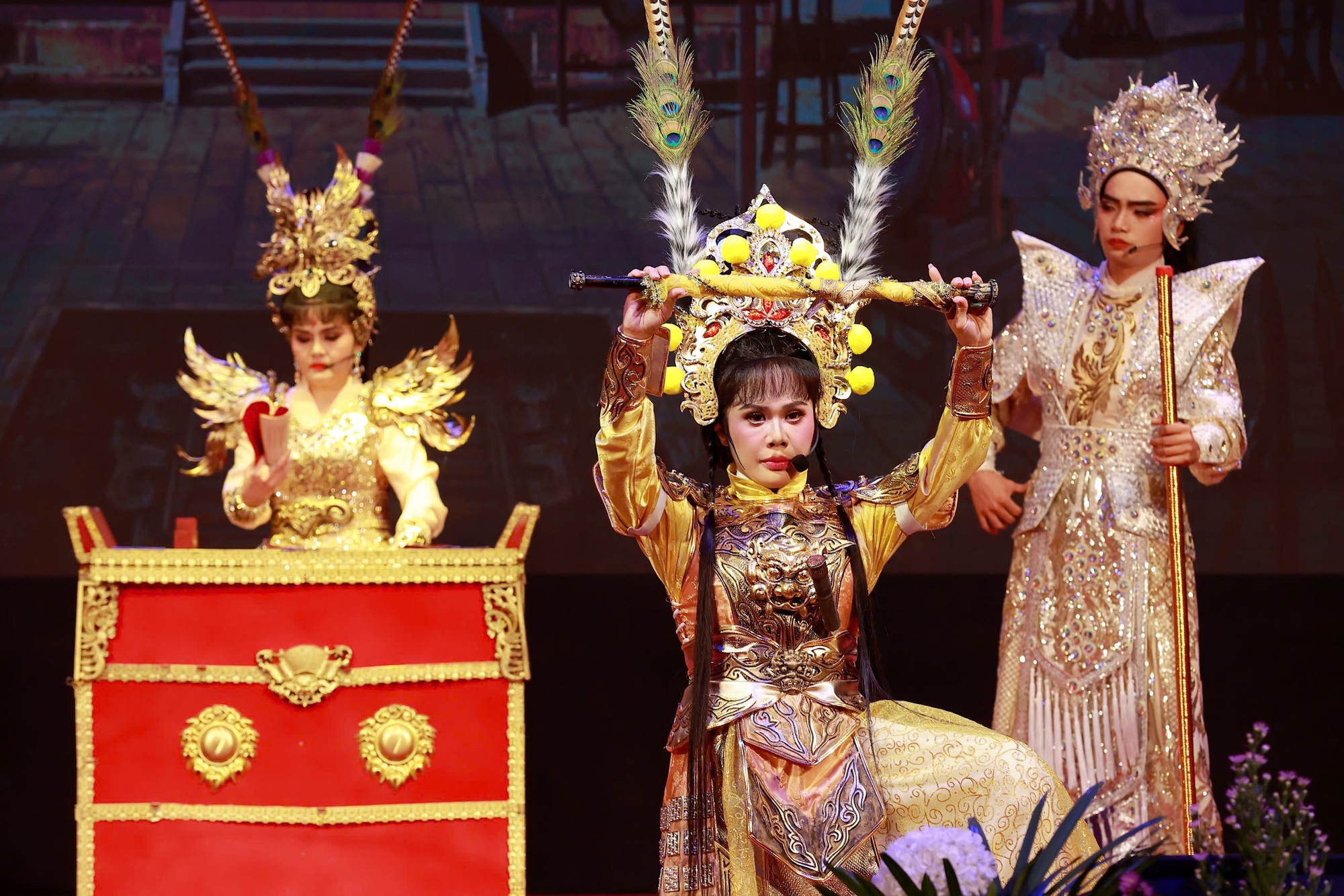 Ngọc Bảo Vy hóa Thần Nữ, diễn thăng hoa cùng vợ chồng NSƯT Kim Tử Long- Ảnh 1.