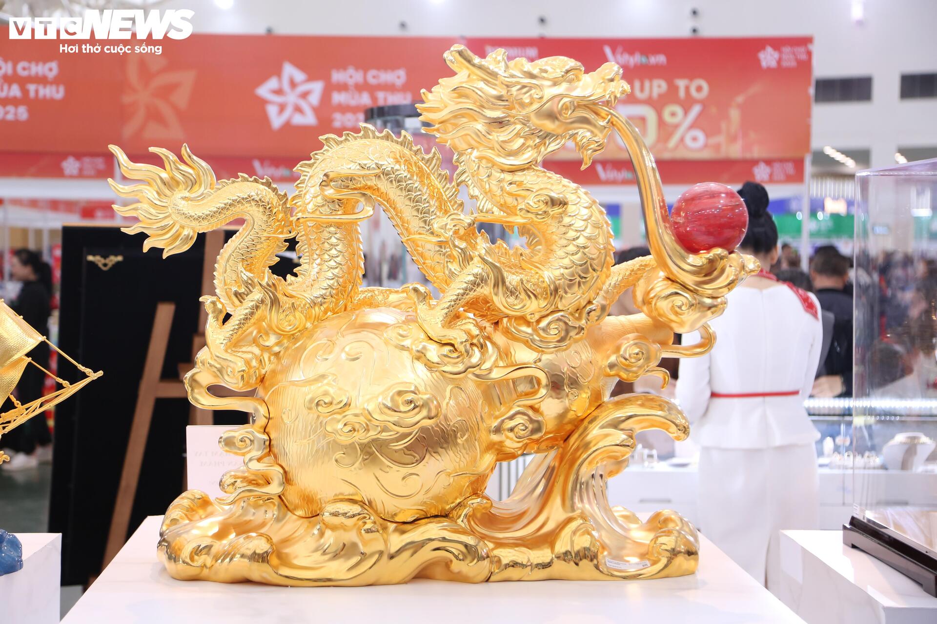 Tượng 'Phúc Long Tụ Bảo' mạ vàng giá hơn nửa tỷ đồng tại Hội chợ Mùa Thu 2025- Ảnh 4.