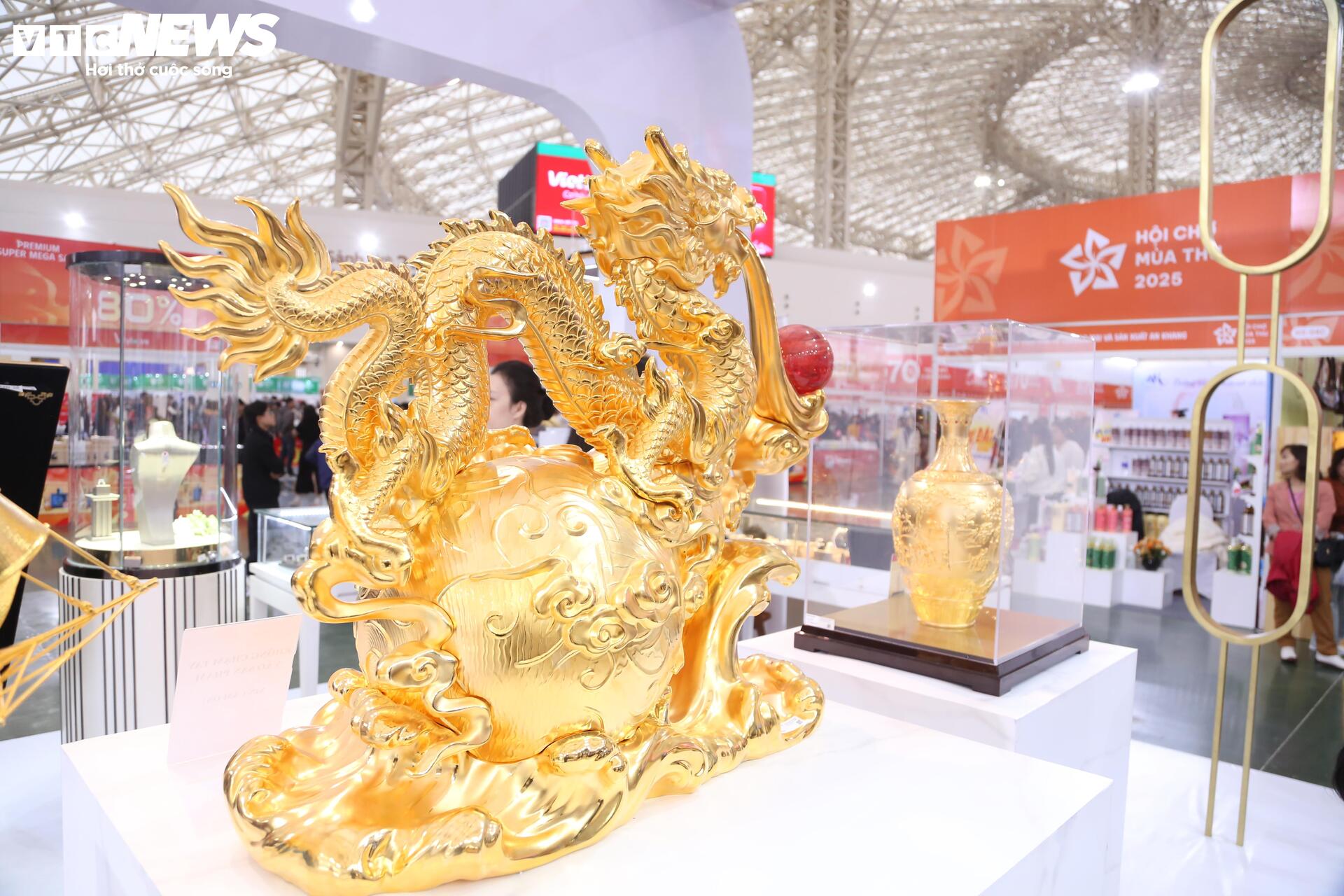 Tượng 'Phúc Long Tụ Bảo' mạ vàng giá hơn nửa tỷ đồng tại Hội chợ Mùa Thu 2025- Ảnh 7.