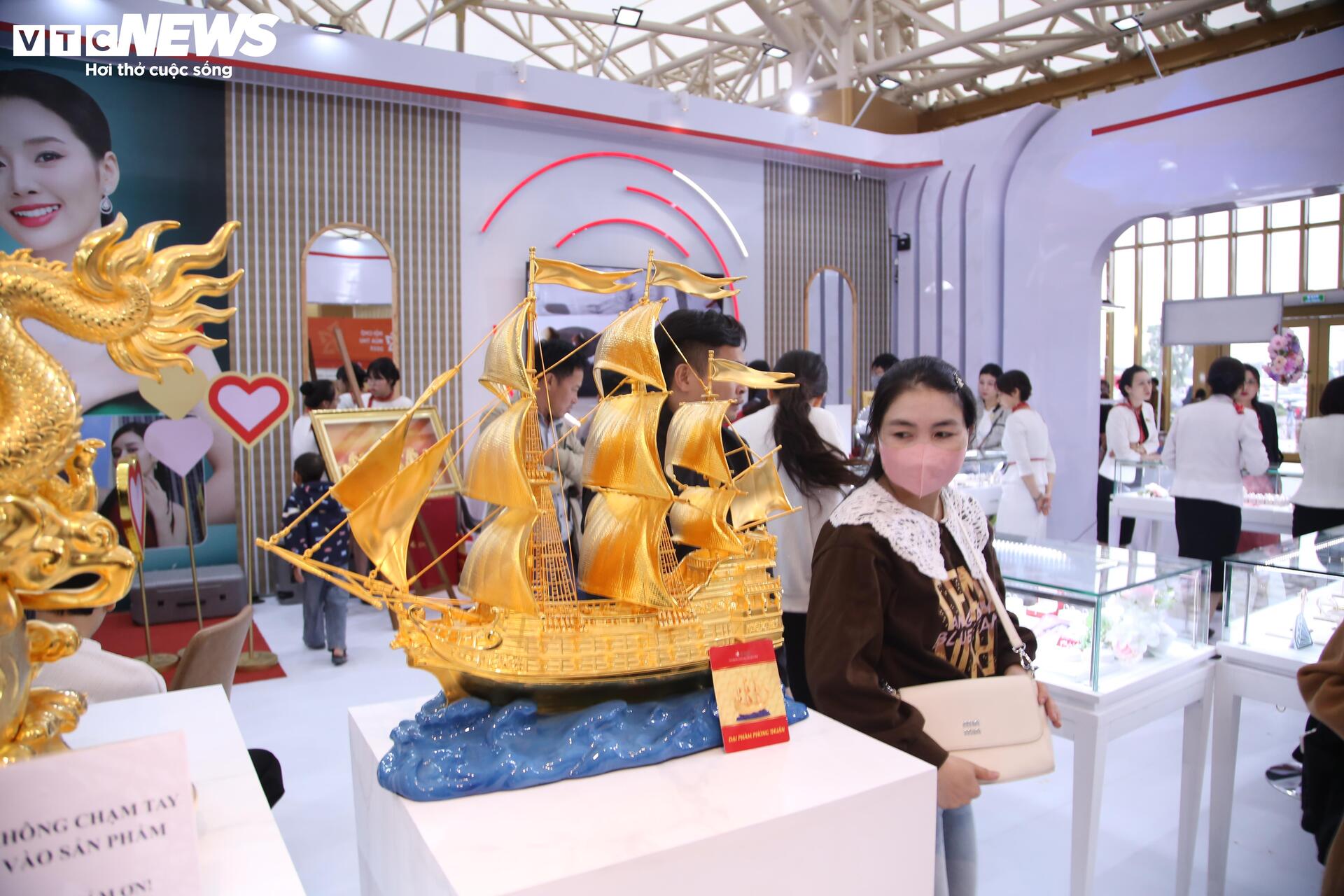 Tượng 'Phúc Long Tụ Bảo' mạ vàng giá hơn nửa tỷ đồng tại Hội chợ Mùa Thu 2025- Ảnh 10.