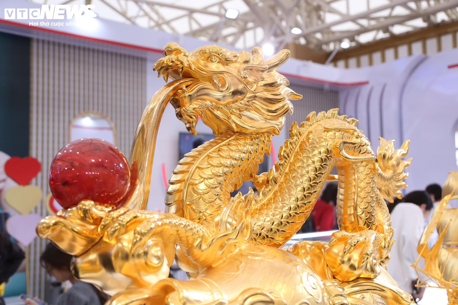 Tượng 'Phúc Long Tụ Bảo' mạ vàng giá hơn nửa tỷ đồng tại Hội chợ Mùa Thu 2025- Ảnh 5.
