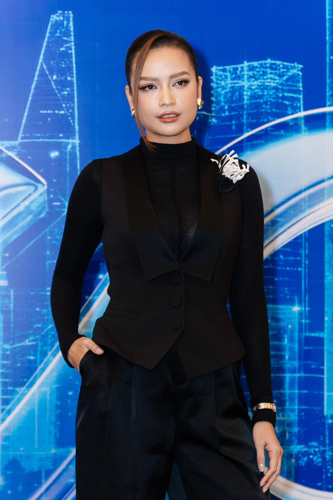 Lý Nhã Kỳ khoe vòng 1 Lý Nhã Kỳ khoe vòng 1