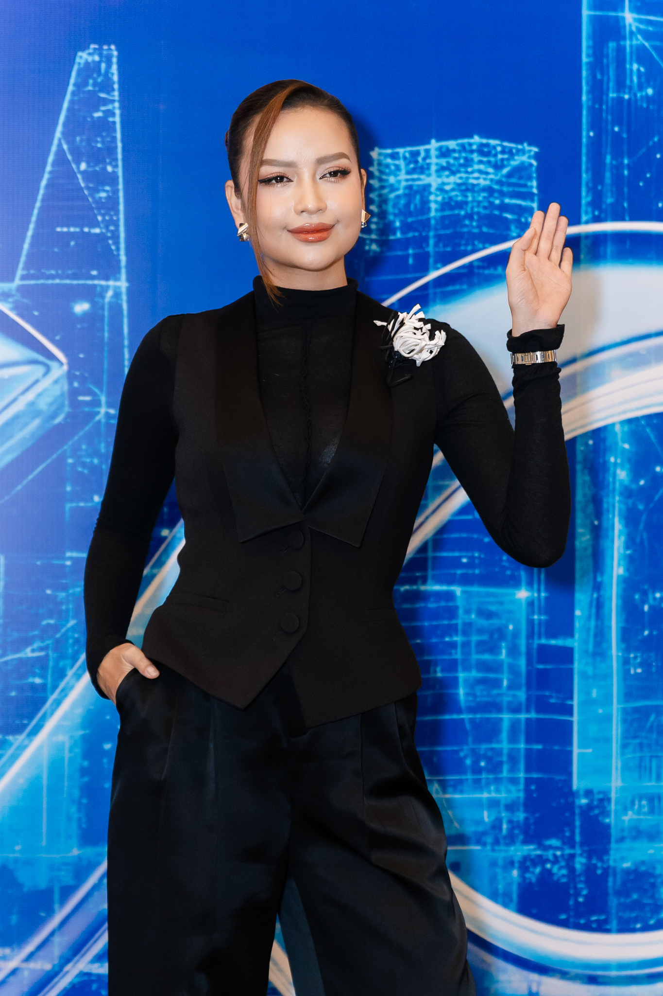 Lý Nhã Kỳ khoe vòng 1 Lý Nhã Kỳ khoe vòng 1