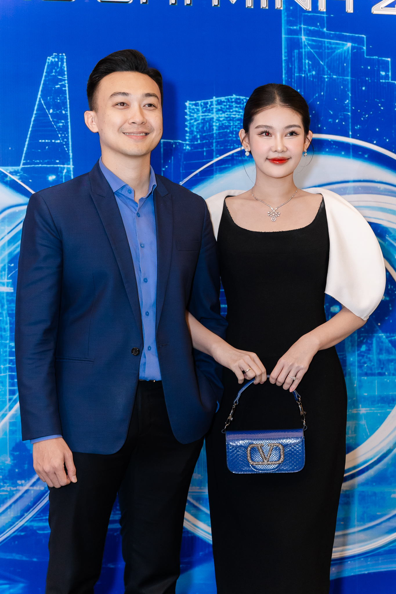 Lý Nhã Kỳ khoe vòng 1 Lý Nhã Kỳ khoe vòng 1