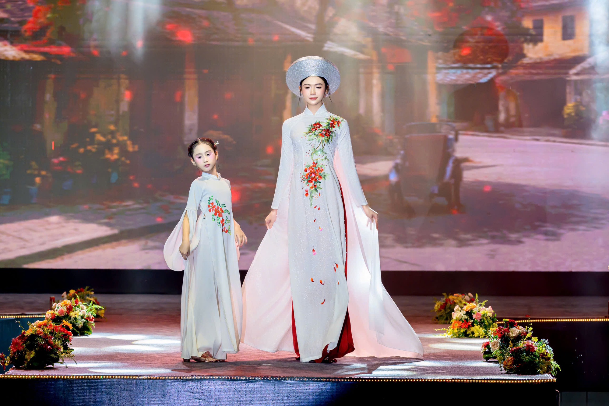 NTK Cao Thu Vân mang sắc đỏ hoa phượng lên tà áo dài Việt- Ảnh 4.