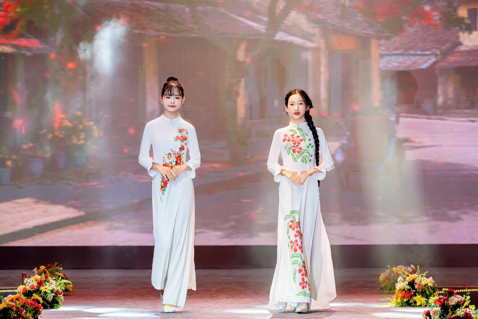 NTK Cao Thu Vân mang sắc đỏ hoa phượng lên tà áo dài Việt- Ảnh 3.