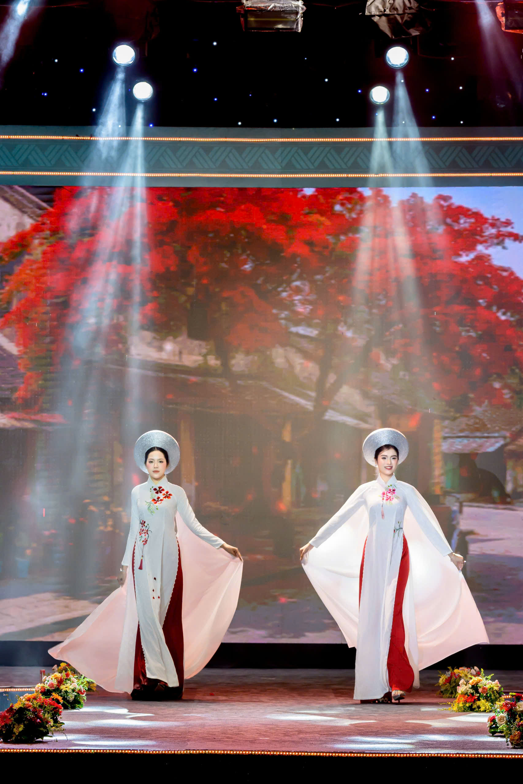 NTK Cao Thu Vân mang sắc đỏ hoa phượng lên tà áo dài Việt- Ảnh 2.