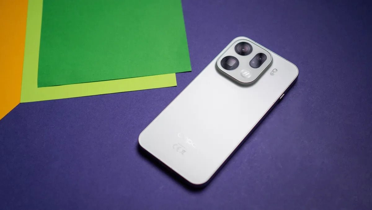 Chuy&ecirc;n gia review: "Kh&ocirc;ng iPhone hay Samsung, t&ocirc;i d&ugrave;ng mẫu điện thoại n&agrave;y 1 tuần m&agrave; chỉ phải sạc c&oacute; 4 lần"- Ảnh 1.