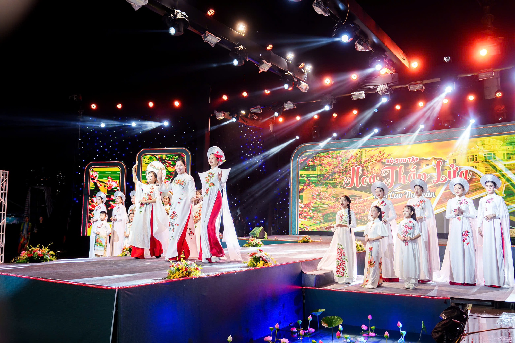 NTK Cao Thu Vân mang sắc đỏ hoa phượng lên tà áo dài Việt- Ảnh 6.