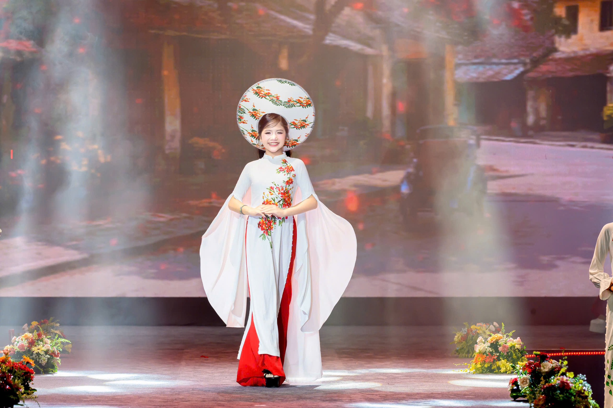 NTK Cao Thu Vân mang sắc đỏ hoa phượng lên tà áo dài Việt- Ảnh 5.