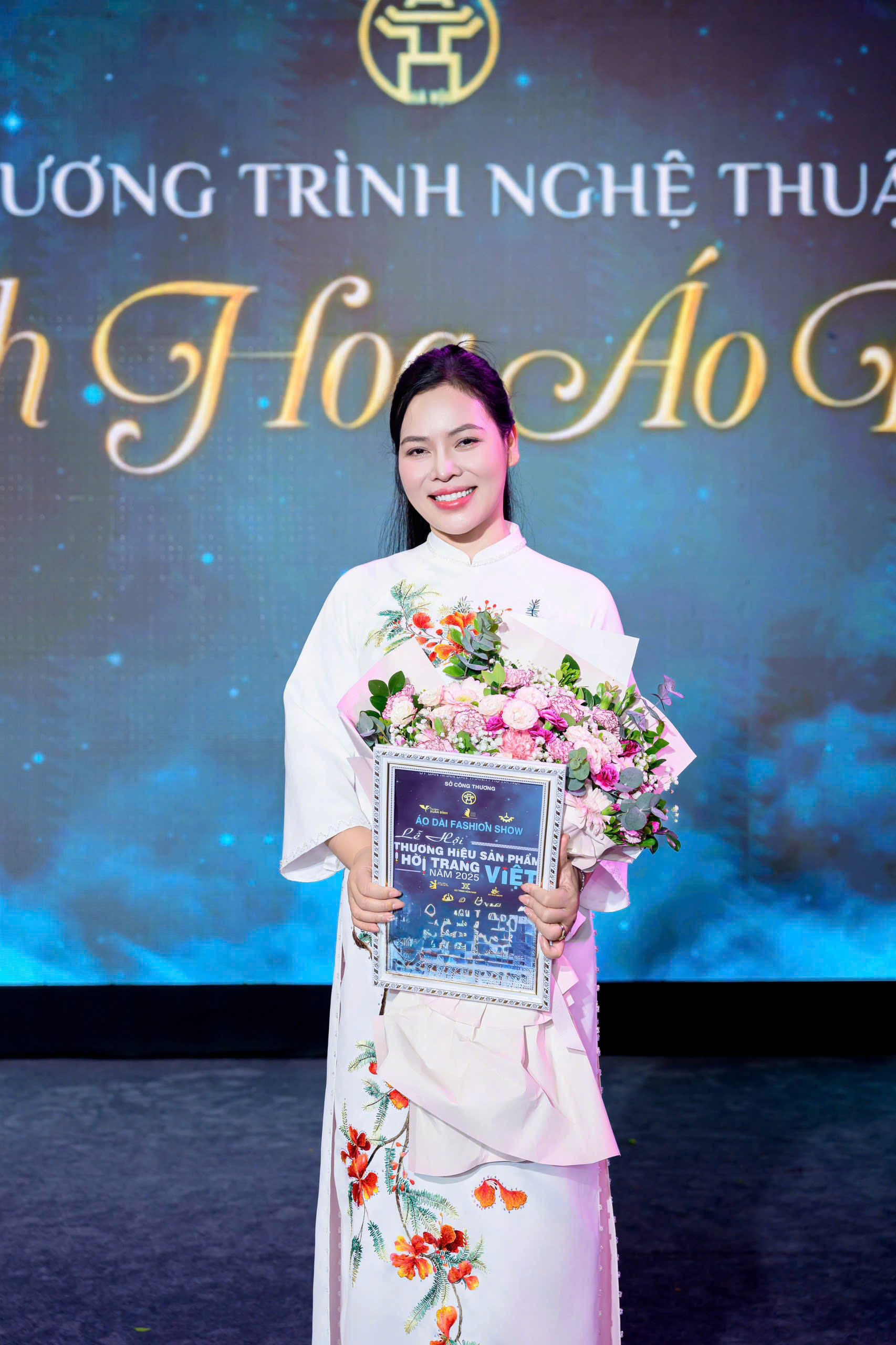 NTK Cao Thu Vân mang sắc đỏ hoa phượng lên tà áo dài Việt- Ảnh 1.