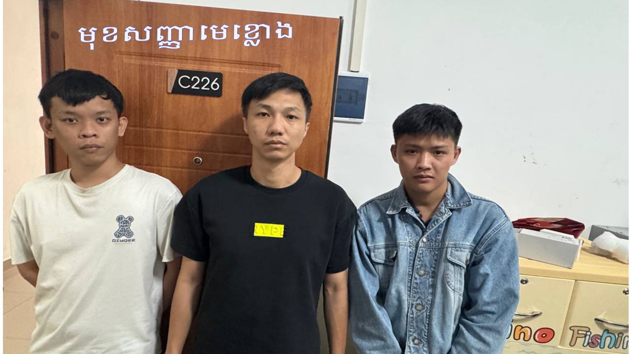 24 buồng gọi, 19 hộ chiếu, 20 điện thoại và phông nền FBI: Đột kích bên trong hang ổ lừa đảo xuyên quốc gia tại Campuchia- Ảnh 2. 24 buồng gọi, 19 hộ chiếu, 20 điện thoại và phông nền FBI: Đột kích bên trong hang ổ lừa đảo xuyên quốc gia tại Campuchia- Ảnh 2.