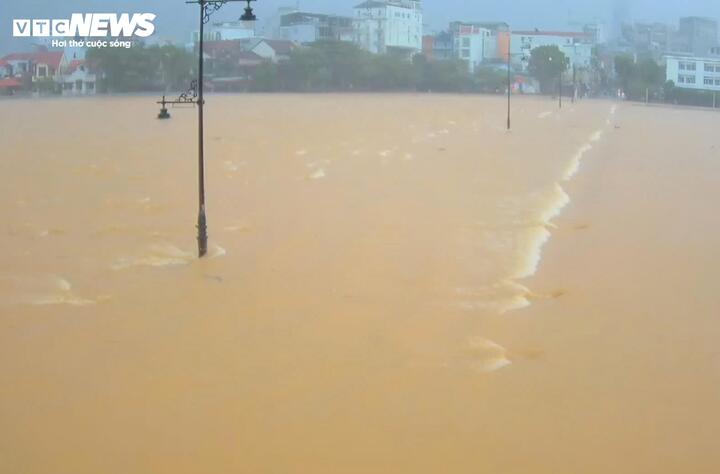 Huế lại mưa trắng trời, cảnh báo nguy cơ \'lũ chồng lũ\'- Ảnh 1.