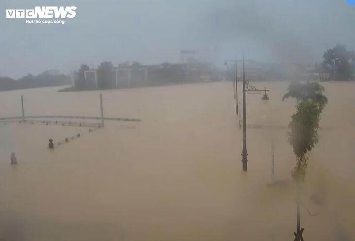 Huế lại mưa trắng trời, cảnh báo nguy cơ \'lũ chồng lũ\'- Ảnh 3.