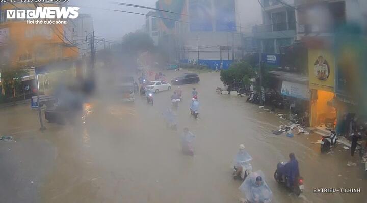 Huế lại mưa trắng trời, cảnh báo nguy cơ \'lũ chồng lũ\'- Ảnh 2.