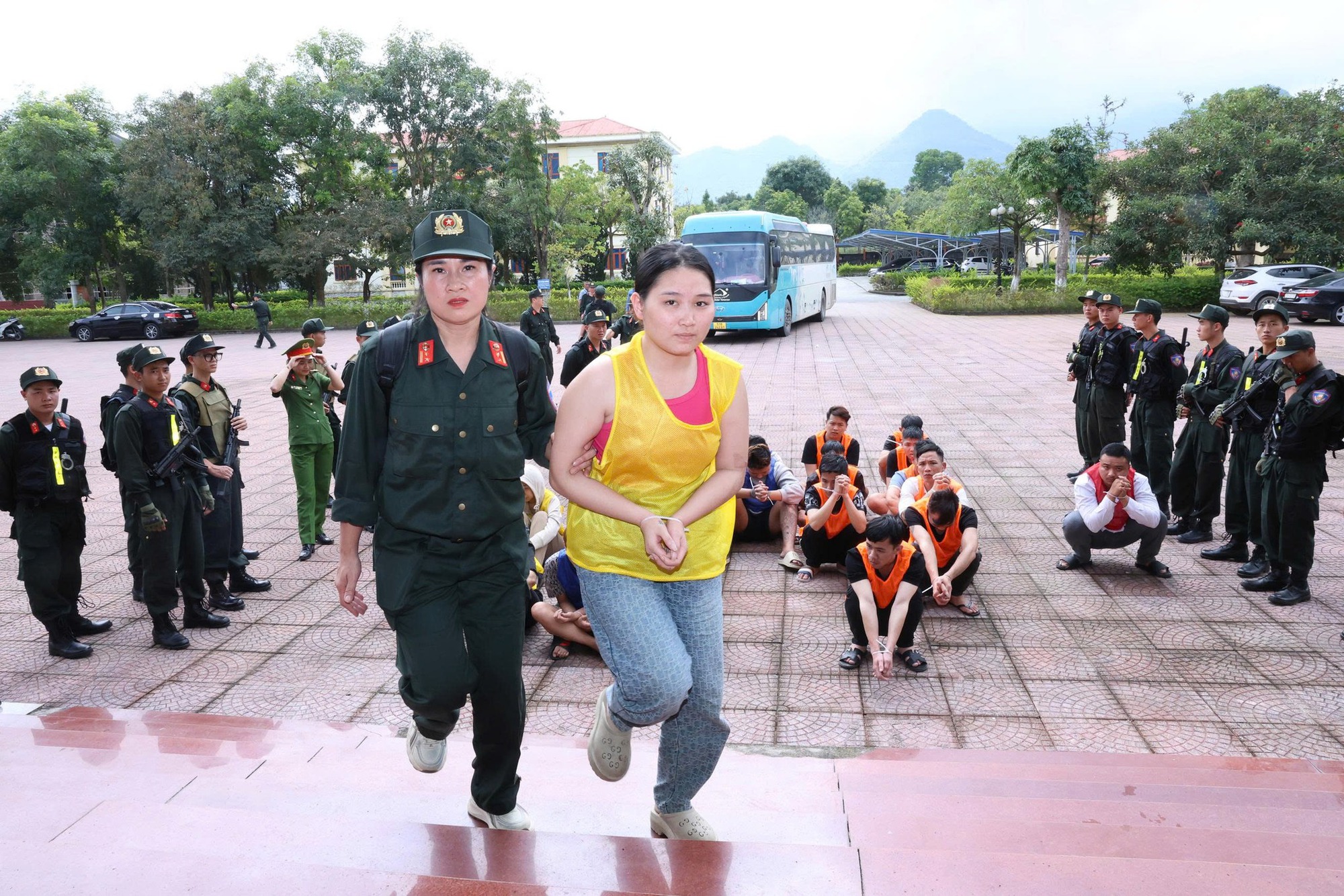 Hình ảnh bắt 66 đối tượng trong tổ chức lừa đảo tại Campuchia do “bà trùm” người Việt cầm đầu- Ảnh 10.