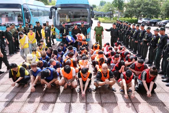 Hình ảnh bắt 66 đối tượng trong tổ chức lừa đảo tại Campuchia do “bà trùm” người Việt cầm đầu- Ảnh 7.