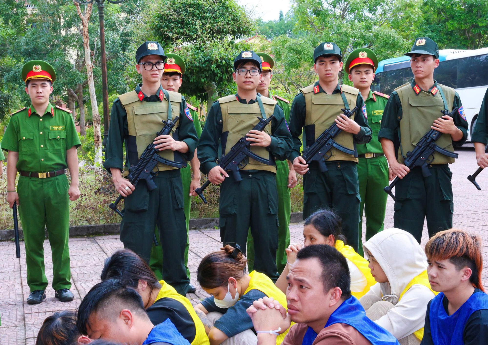 Hình ảnh bắt 66 đối tượng trong tổ chức lừa đảo tại Campuchia do “bà trùm” người Việt cầm đầu- Ảnh 6.