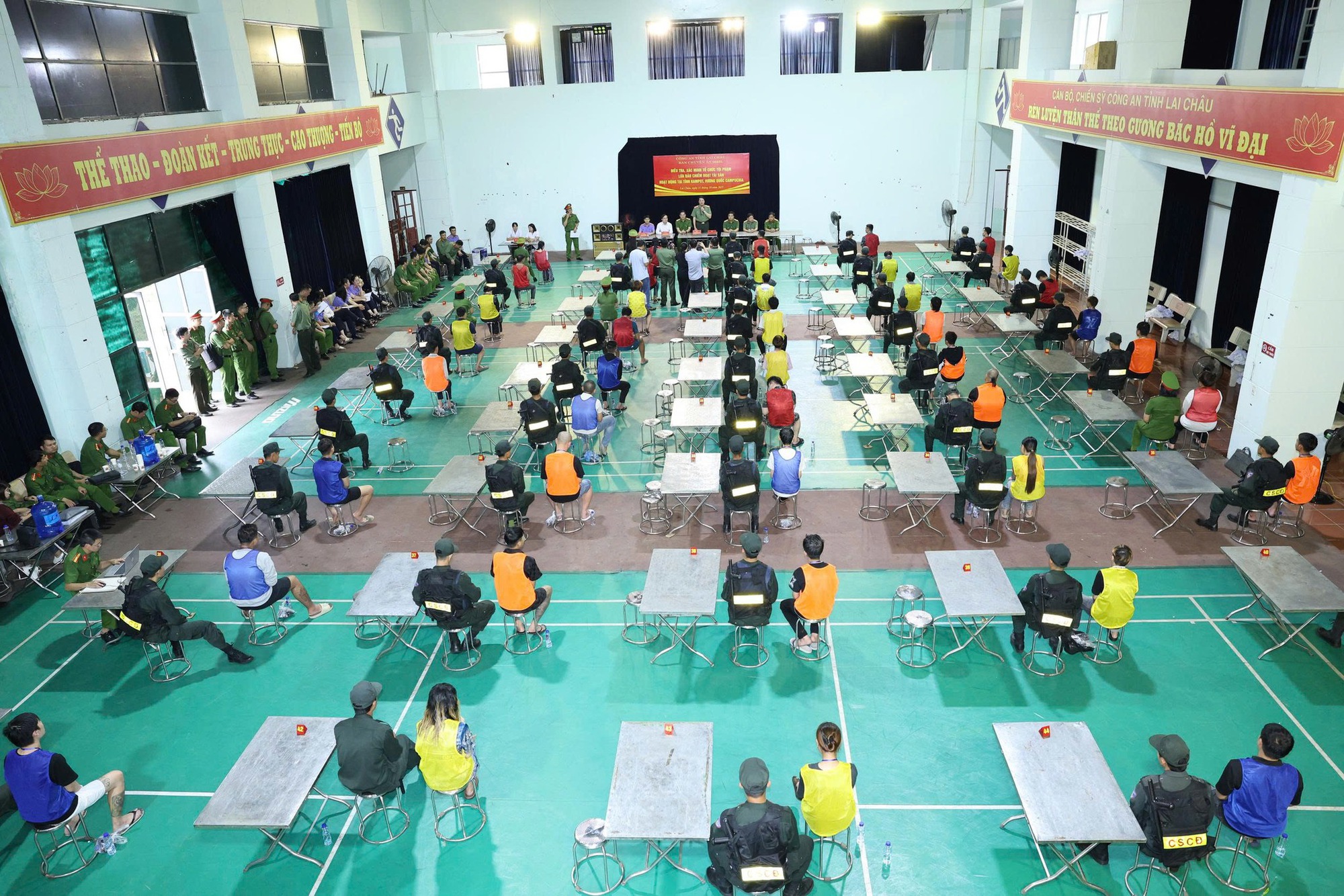 Hình ảnh bắt 66 đối tượng trong tổ chức lừa đảo tại Campuchia do “bà trùm” người Việt cầm đầu- Ảnh 9.