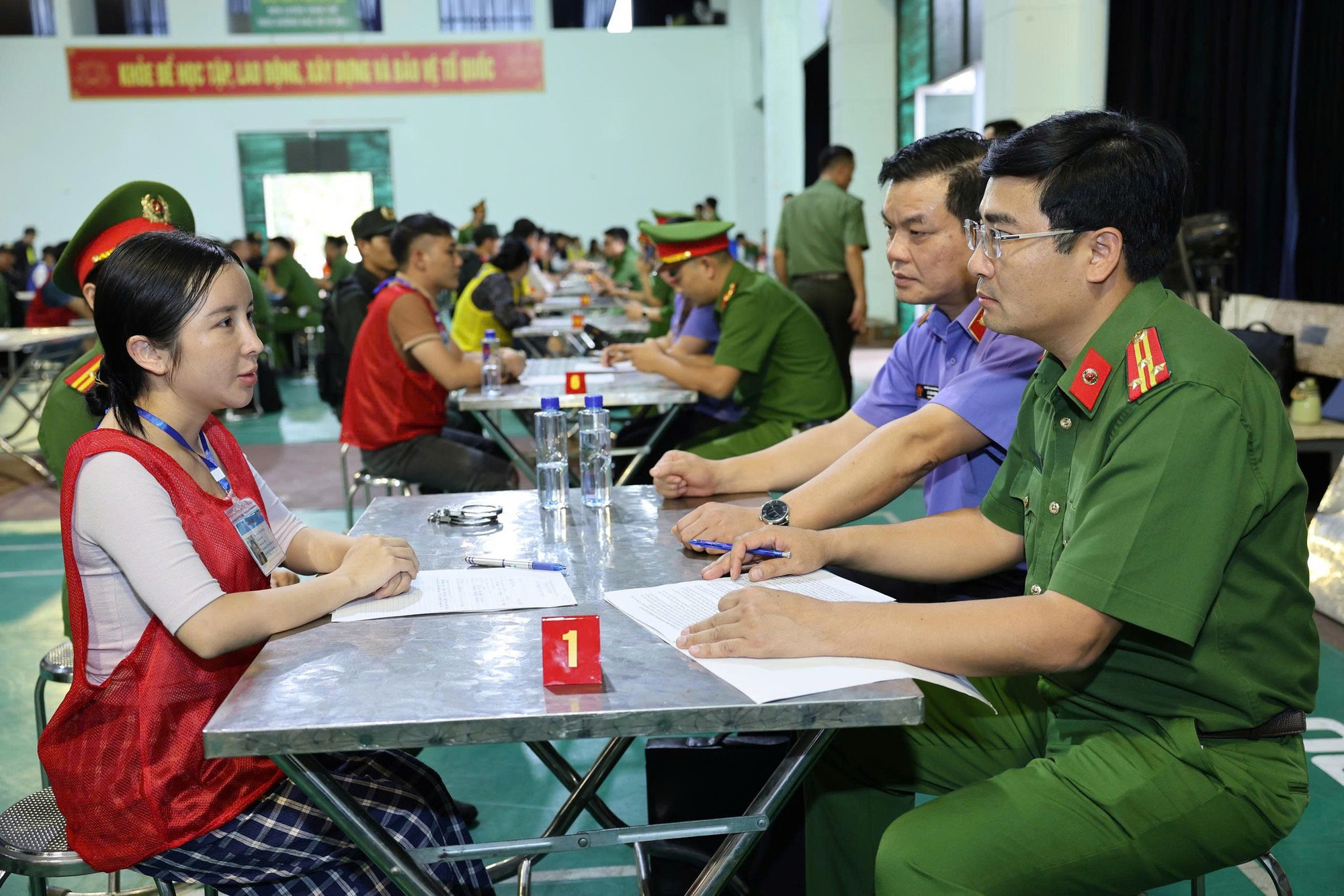 Hình ảnh bắt 66 đối tượng trong tổ chức lừa đảo tại Campuchia do “bà trùm” người Việt cầm đầu- Ảnh 8.