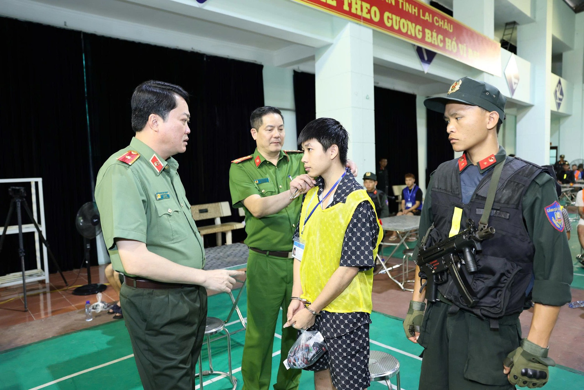 Hình ảnh bắt 66 đối tượng trong tổ chức lừa đảo tại Campuchia do “bà trùm” người Việt cầm đầu- Ảnh 11.
