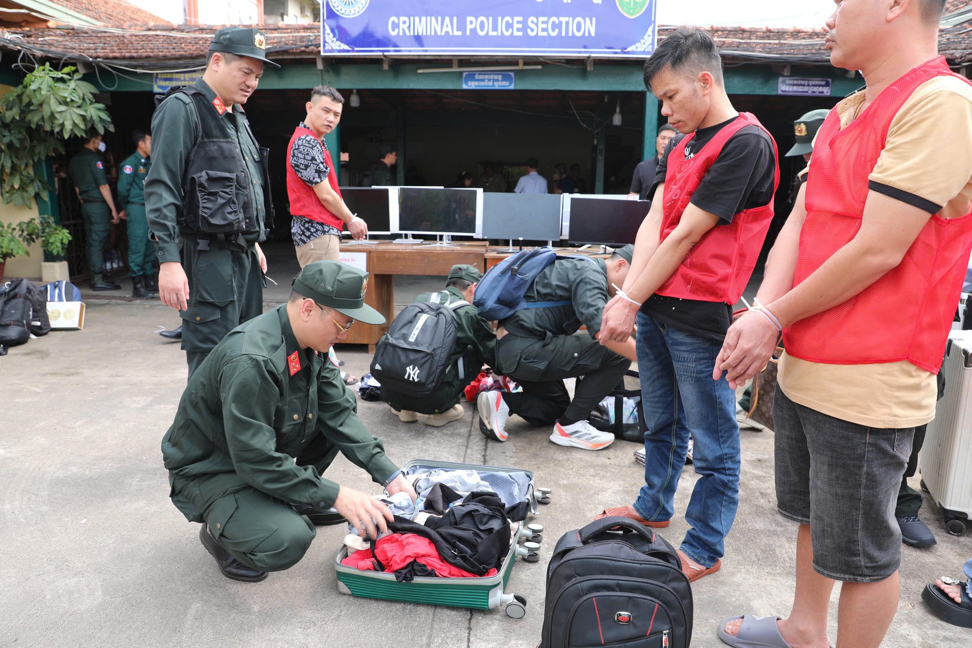 Hình ảnh bắt 66 đối tượng trong tổ chức lừa đảo tại Campuchia do “bà trùm” người Việt cầm đầu- Ảnh 1.