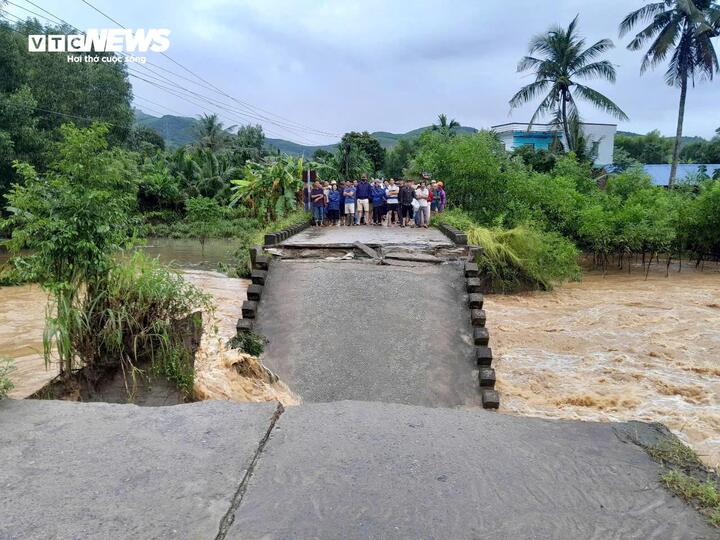 Sập cầu dân sinh ở Quảng Ngãi, cả người và xe máy rơi xuống nước- Ảnh 1.
