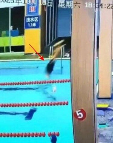 Bố và con gái cùng đến bể bơi, 1 lúc sau thì chuyện không ngờ xảy ra, camera tiết lộ cảnh tượng đáng sợ- Ảnh 1. Bố và con gái cùng đến bể bơi, 1 lúc sau thì chuyện không ngờ xảy ra, camera tiết lộ cảnh tượng đáng sợ- Ảnh 1.