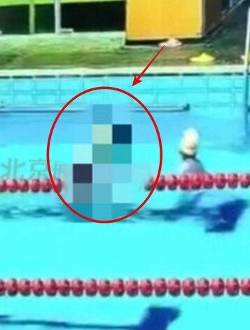 Bố và con gái cùng đến bể bơi, 1 lúc sau thì chuyện không ngờ xảy ra, camera tiết lộ cảnh tượng đáng sợ- Ảnh 2. Bố và con gái cùng đến bể bơi, 1 lúc sau thì chuyện không ngờ xảy ra, camera tiết lộ cảnh tượng đáng sợ- Ảnh 2.