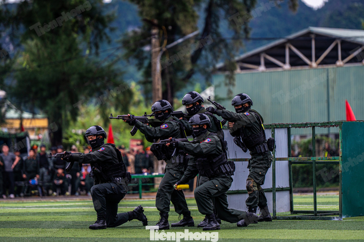 Cảnh sát đặc nhiệm Quảng Ninh dùng súng bắn tỉa và UAV diễn tập vây bắt khủng bố- Ảnh 4.