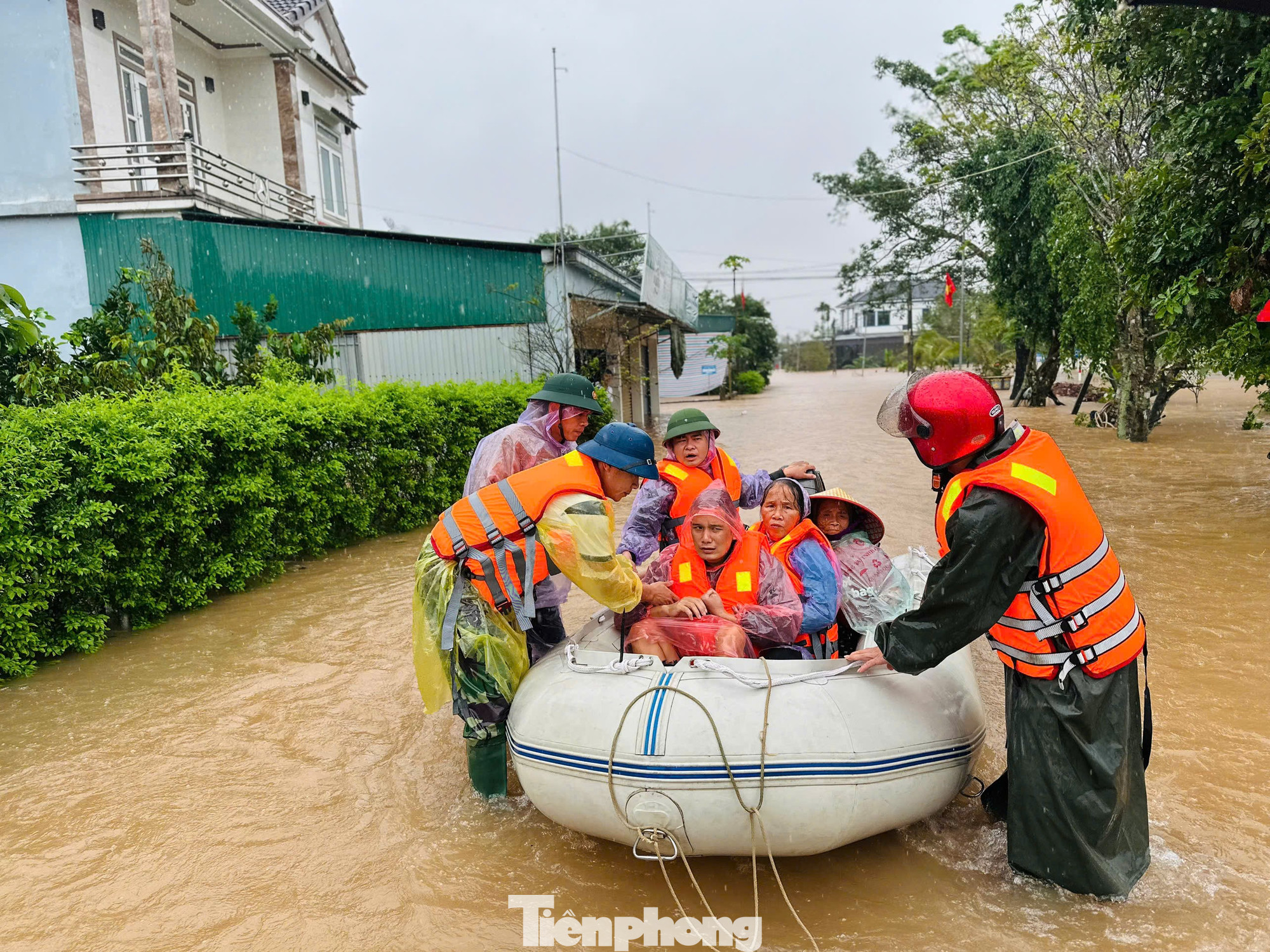 H&agrave; Tĩnh hết b&atilde;o đến lũ: 'Ch&uacute;ng t&ocirc;i kiệt quệ rồi'- Ảnh 1.