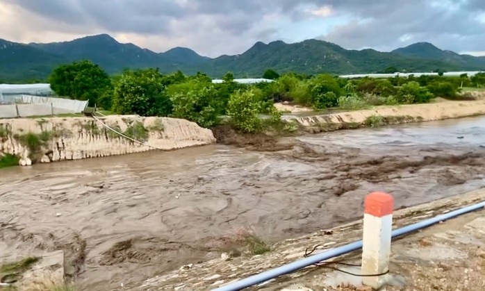 Vỡ hồ chứa nước tại trang trại nu&ocirc;i g&agrave;, hai người mất t&iacute;ch - Ảnh 2.