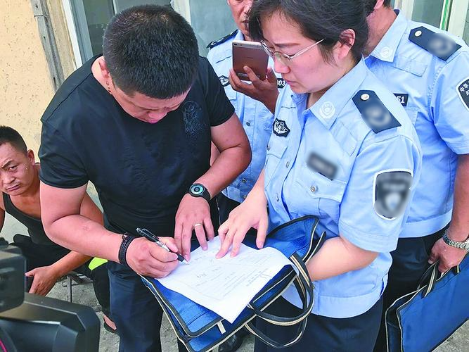 Cặp vợ chồng bán nước hoa giả, thu lợi 19 tỷ đồng bị bắt- Ảnh 2. Cặp vợ chồng bán nước hoa giả, thu lợi 19 tỷ đồng bị bắt- Ảnh 2.