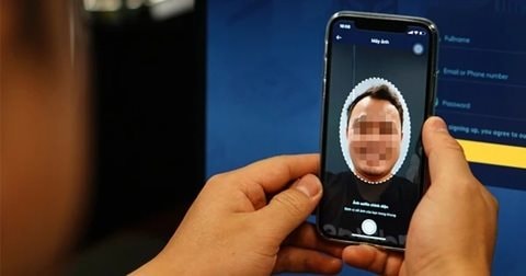 Đang ‘xác minh khuôn mặt và CCCD’ qua Zalo, người đàn ông 55 tuổi phát hiện: Điện thoại đơ, tài khoản bị trừ 350 triệu đồng- Ảnh 1.