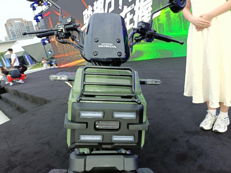 Honda Square X 125: Mẫu xe ga siêu dị, gây sốt giới trẻ với kiểu dáng vuông vức chưa từng có- Ảnh 3. Honda Square X 125: Mẫu xe ga siêu dị, gây sốt giới trẻ với kiểu dáng vuông vức chưa từng có- Ảnh 3.