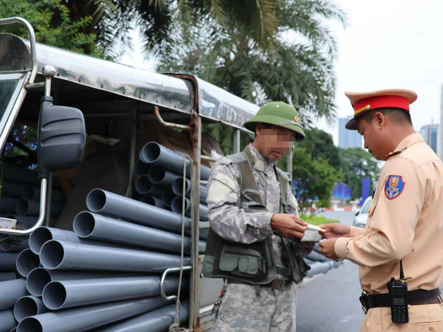 Hà Nội: Xử lý nghiêm xe tự chế, chở hàng hoá cồng kềnh gây mất an toàn giao thông- Ảnh 4.