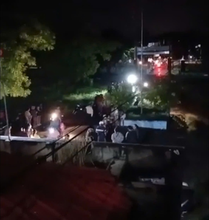 Vỡ hồ chứa nước tại trang trại nu&ocirc;i g&agrave;, hai người mất t&iacute;ch - Ảnh 1.