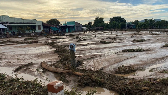 Hồ chứa nước của trang trại chăn nuôi bị vỡ gây chết người có phép hay không? - Ảnh 1.