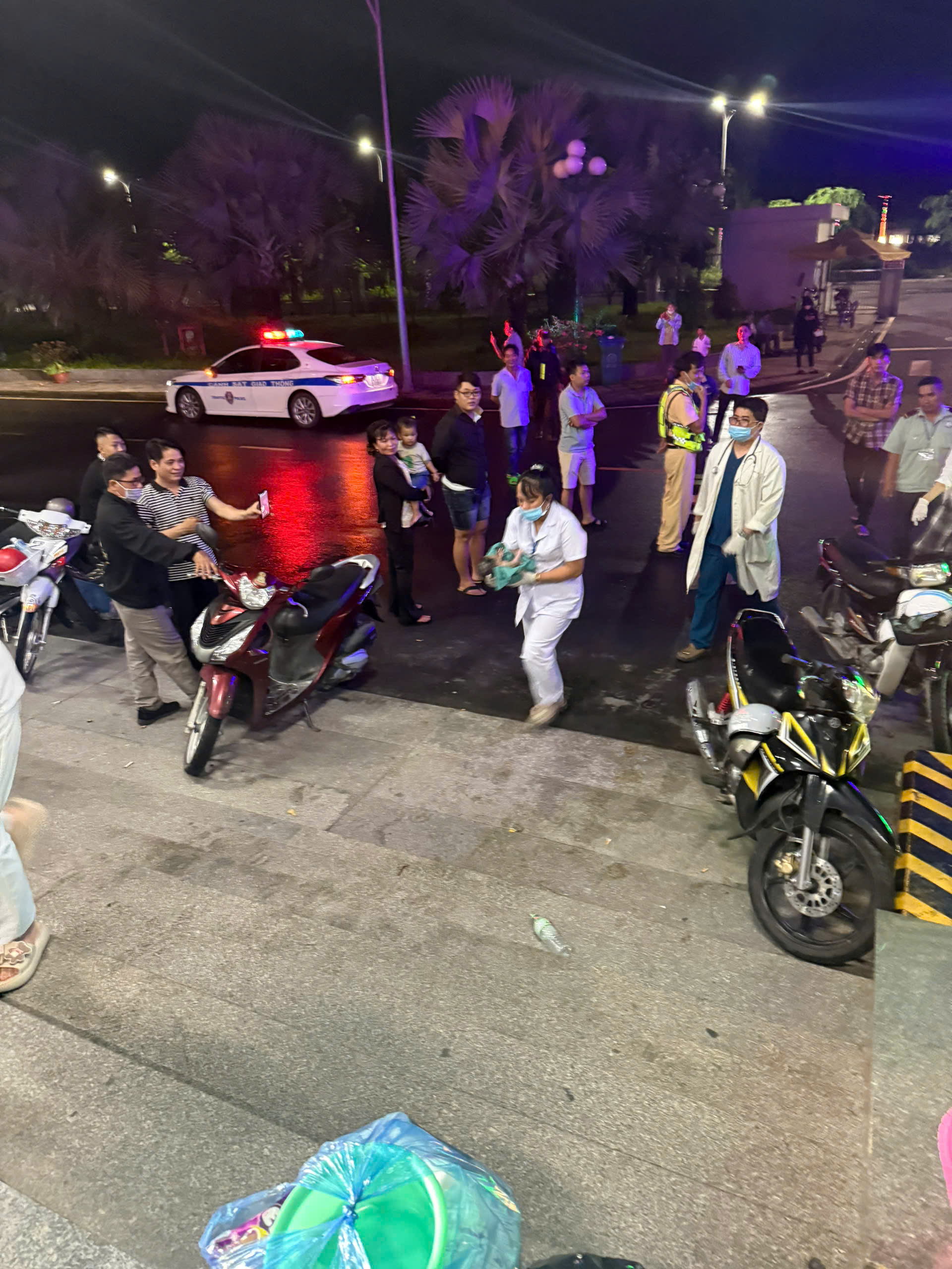 Sản phụ sinh con trên xe khách, may mắn được CSGT hỗ trợ nên an toàn- Ảnh 2.