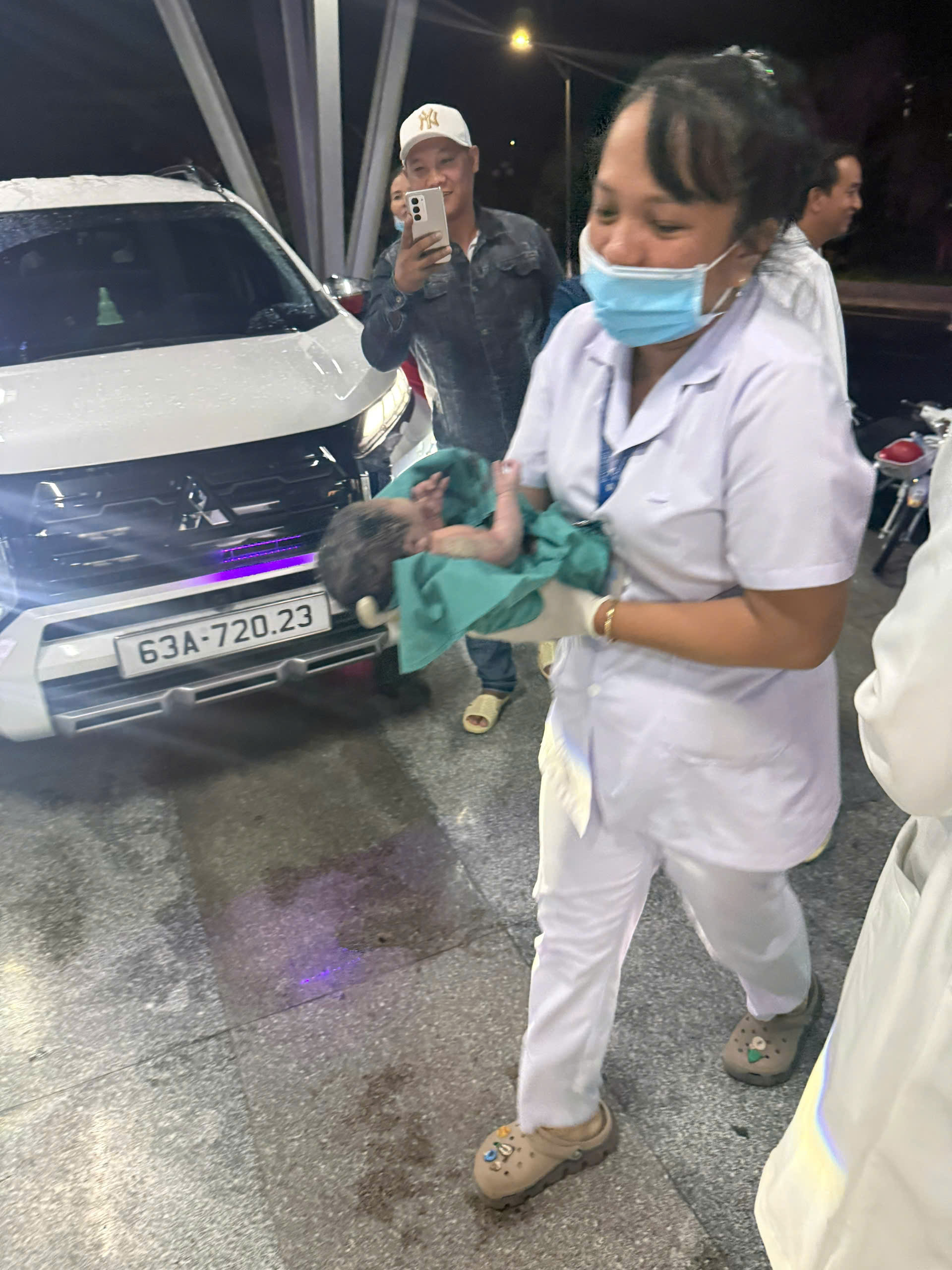 Sản phụ sinh con trên xe khách, may mắn được CSGT hỗ trợ nên an toàn- Ảnh 3.