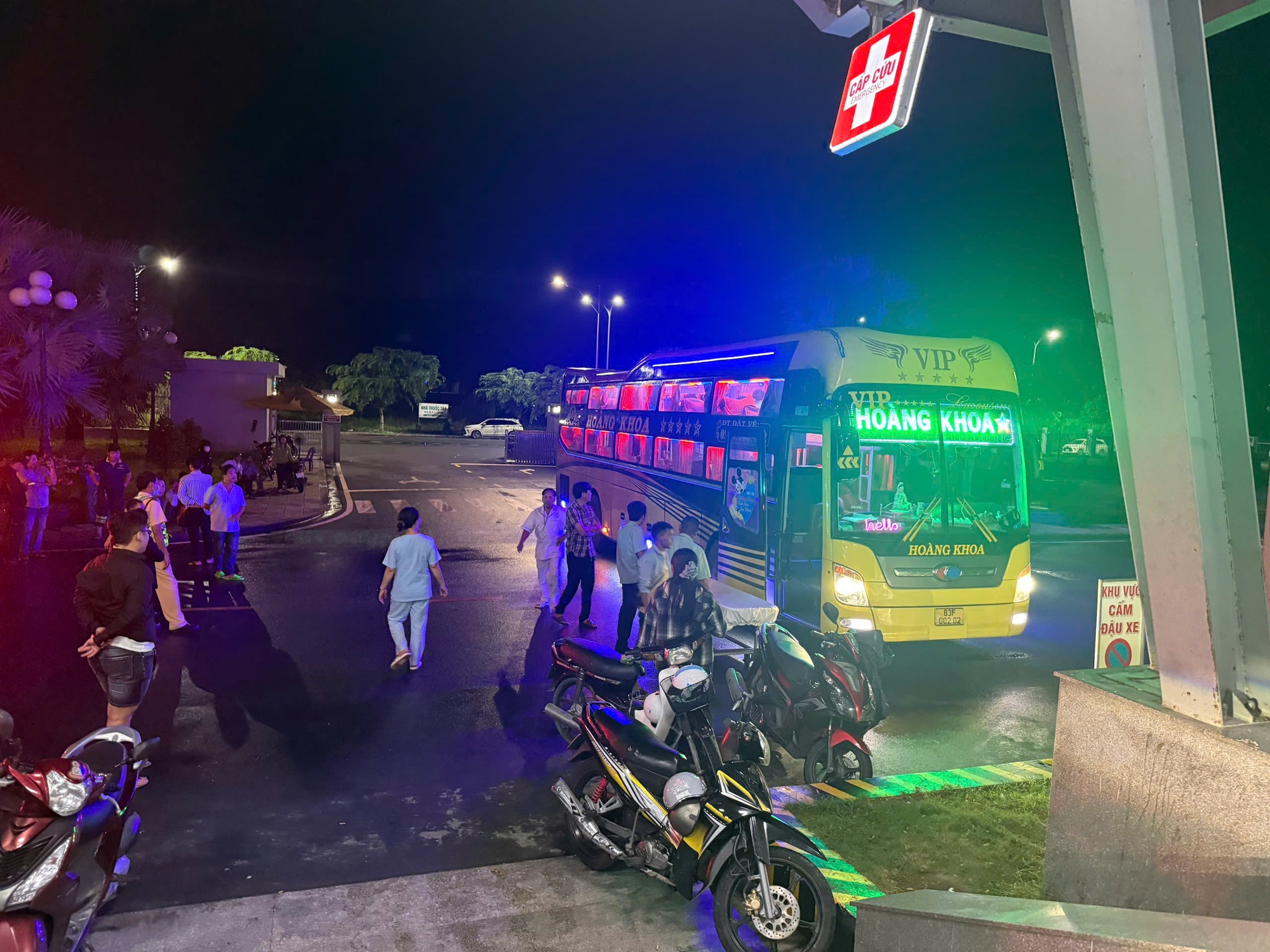 Sản phụ sinh con trên xe khách, may mắn được CSGT hỗ trợ nên an toàn- Ảnh 1.