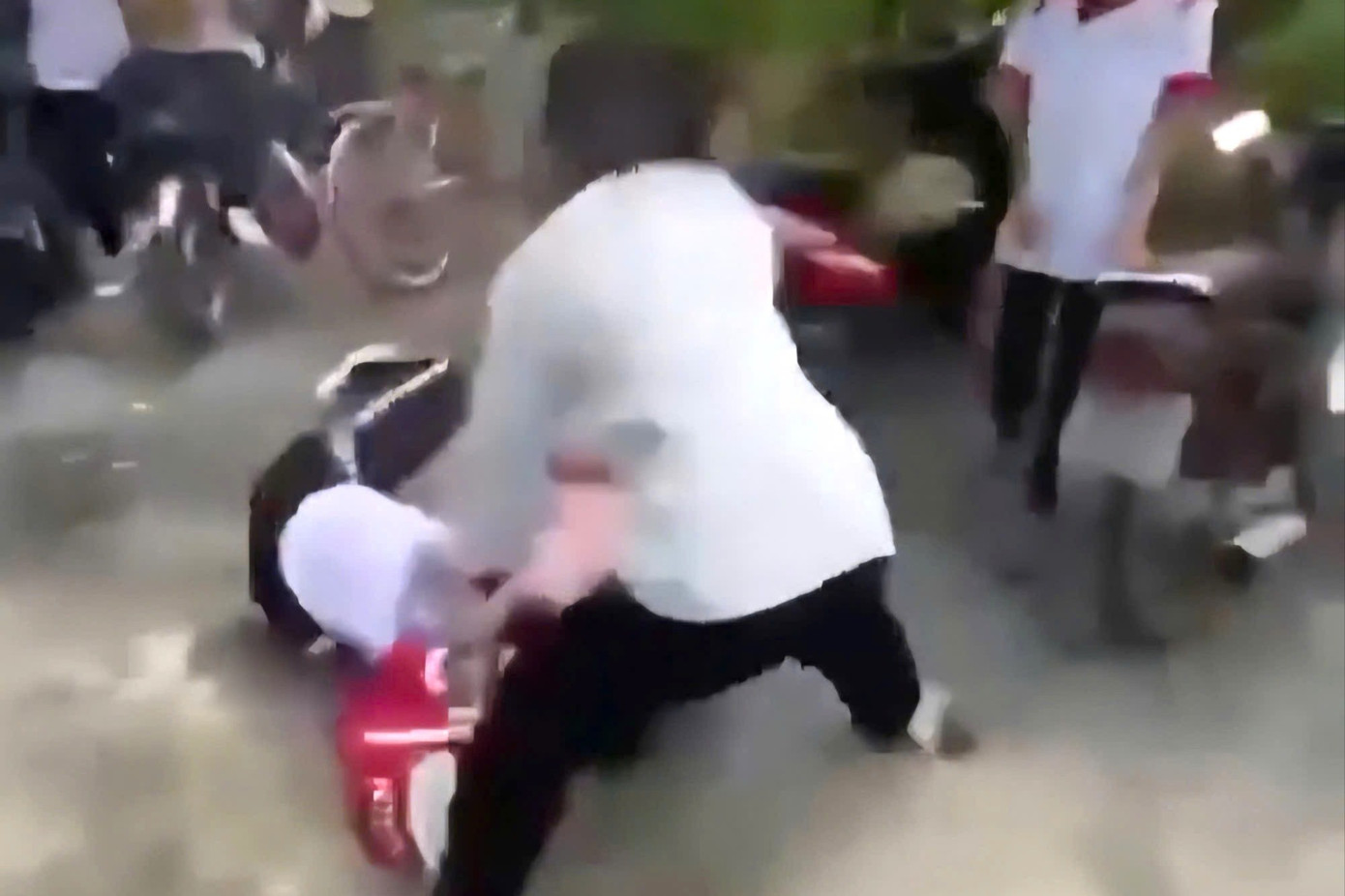 Mâu thuẫn khi được bầu làm tổ trưởng, nữ sinh lớp 8 bị bạn đánh nhập viện- Ảnh 1.