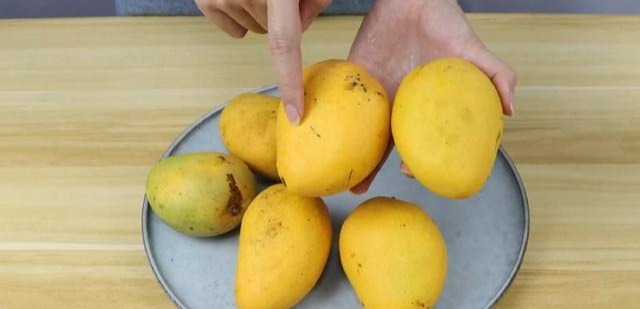 4 dấu hiệu nhận biết xoài chín ngọt tự nhiên, thịt dày, hạt lép- Ảnh 3. 4 dấu hiệu nhận biết xoài chín ngọt tự nhiên, thịt dày, hạt lép- Ảnh 3.