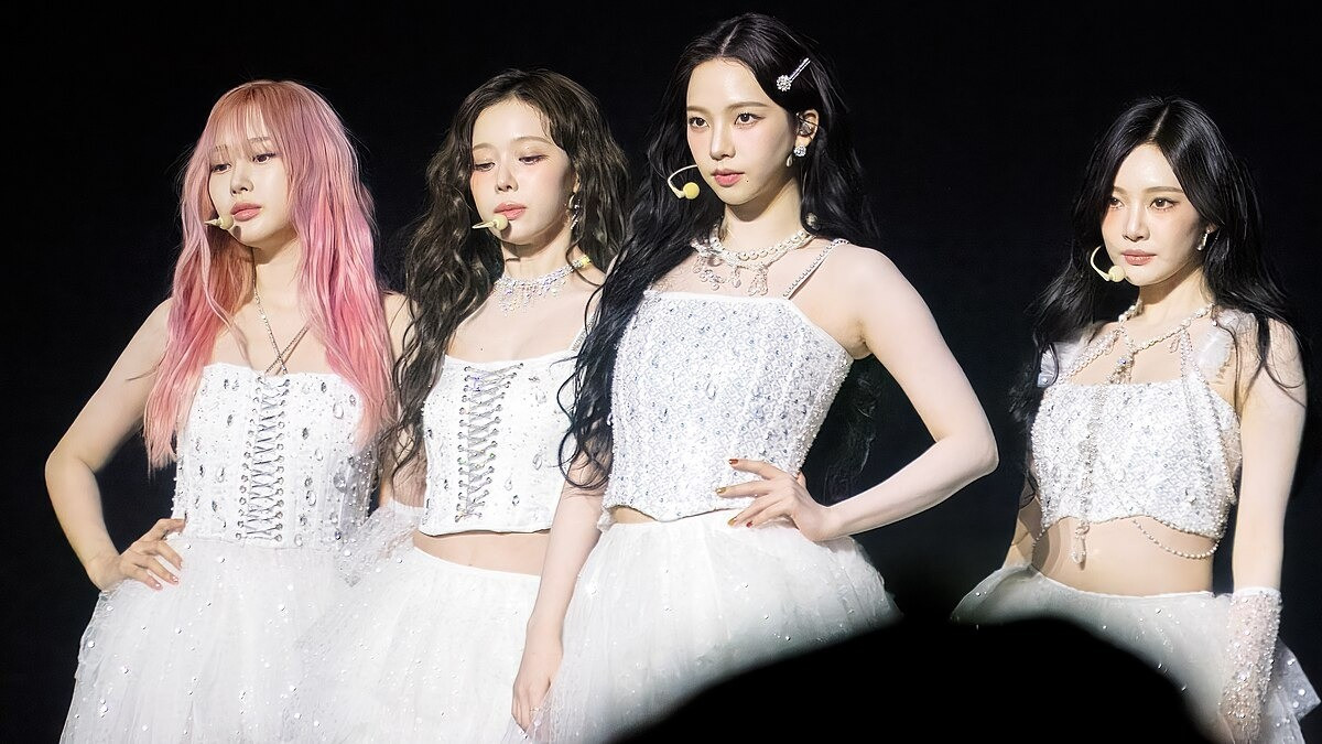 Nữ ca sĩ bị gần 90.000 người đệ đơn cấm diễn- Ảnh 3.