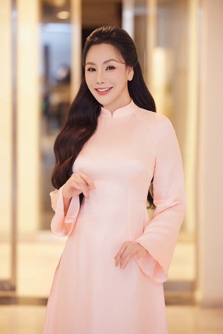 Phú bà Vbiz từng dạy học ở trường quân đội: Đối thủ một thời của Mỹ Tâm, nhan sắc tuổi 45 là đây sao- Ảnh 5.