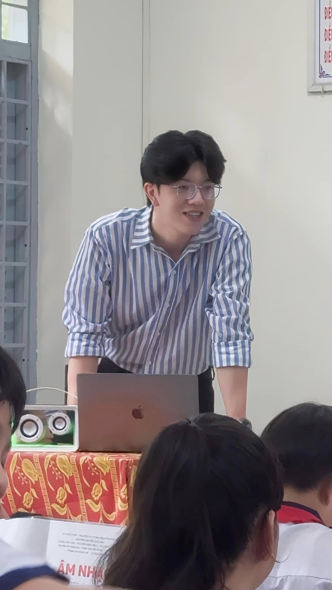 Sự thật về "Đang bận đi dạy" - thầy giáo khó tính nhất TikTok- Ảnh 2. Sự thật về "Đang bận đi dạy" - thầy giáo khó tính nhất TikTok- Ảnh 2.