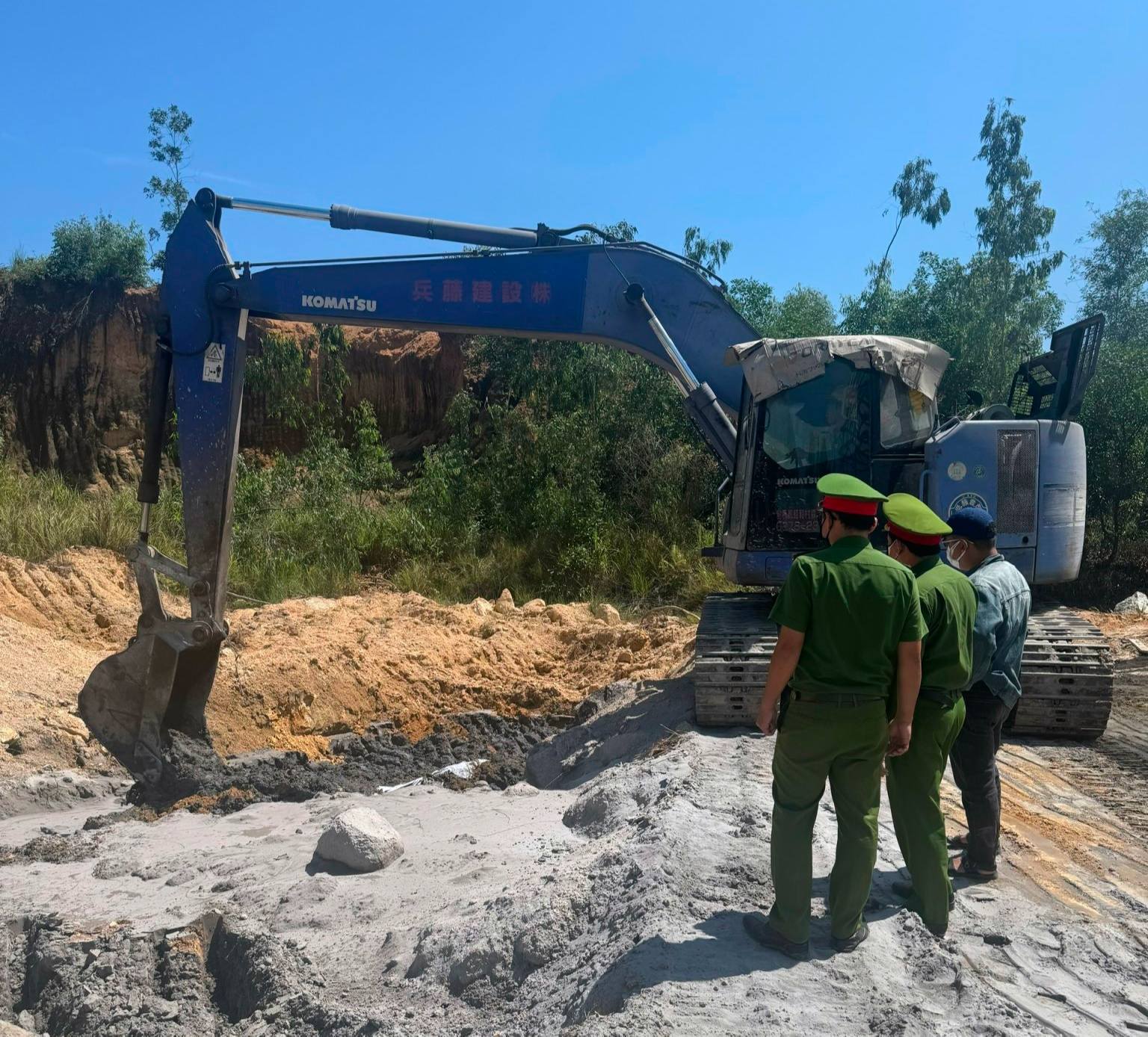 Khởi tố 2 lãnh đạo công ty liên quan vụ chôn lấp 117 tấn chất thải nguy hại- Ảnh 1. Khởi tố 2 lãnh đạo công ty liên quan vụ chôn lấp 117 tấn chất thải nguy hại- Ảnh 1.